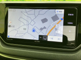 見やすい地図表示で、目的地へのナビゲーションをスムーズに。周辺情報も充実しており、初めての場所でも安心して運転できます。渋滞情報も確認可能。