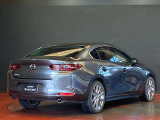 【MAZDA3】光の映り込みだけで、「面のうつろい」を表現し、見る場所、時間、天気によりさまざまな表情を見せ、見るたびに「このクルマにして良かった」と思っていただける車です。洗車も楽しくなります。