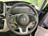 握りやすいステアリング形状は、長時間の運転でも疲れにくい設計。操作性も高く、スムーズなドライビングをサポートします。快適な運転空間です。