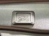 【パワーバックドア】スマートキーや運転席のボタンを押すだけでリアゲートが自動で開閉します!荷物を持っている時や、高い位置にあるバックドアを閉める際に便利な機能です♪