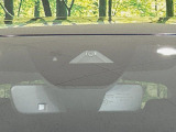 【スマートブレーキサポート】走行中に前方の車両等を認識し、衝突しそうな時は警報とブレーキで衝突回避と被害軽減をアシスト。より安全にドライブをお楽しみいただけます。