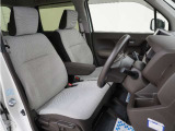 運転席のスペースはゆったりしていて、視界も広く確保されているので普段の運転からロングドライブまで快適です。