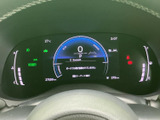 わかりやすいデザインのメーターは、視認性に優れ、運転に集中できます。車両の情報がひと目で理解でき、安全運転をサポートします。