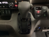 CVT車のセレクトレバーです。低速から高速まで、変速ショックのないスムーズな走りを実現するとともに、エンジン効率のよい領域を維持することで燃費にも貢献します。