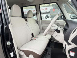 運転席シート廻りは使用感も少なく、良好な状態となっています。前オーナー様が丁寧に使っていたことがよくわかりますね。