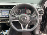 右、高速道路でアクセル、ブレーキ、ステアリングをサポートするプロパイロットの操作スイッチ。左、ナビ、メーターパネル内を操作するスイッチ。