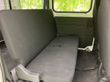 広々とした室内空間で、ゆったりとくつろげます。長距離移動でも疲れにくい、快適な座り心地です。