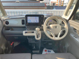 シンプルで実用的なインパネ。車速など情報を表示する【ヘッドアップディスプレイ】を搭載。