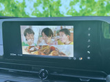 停車中には、TV番組や動画コンテンツをリアシートの乗員が楽しめるTV画面。長距離移動も退屈させませんね。家族旅行に最適です。