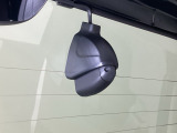 後方にもドライブレコーダーのカメラが付いています。前後両方でお車の周りを監視・記録いたします。
