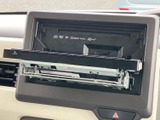 DVDやCDなどを再生できるモニター。後席での移動も退屈させません。家族での長距離ドライブに最適です。