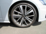 全車両に標準装備の純正アルミホイールは、純正ならではのバランスの良いデザインと、走行安定性をお楽しみ頂けます。