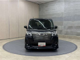お車購入のポイントとなるフロントマスクです!シャープな目つきが印象的なデザインのヘッドランプです。