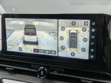 車両を斜め上から見下ろしたような立体的な3D映像を表示。自車と周囲の障害物との位置関係を視覚的かつ直感的に把握できます。