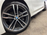 ●純正19インチアルミホイール:輸入車ならではの卓越した走りを支えるホイールと足回りです!日本車の走りに慣れている方にもぜひ体感して頂きたいほど、高いレベルでまとまっています!