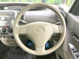インテリアに合わせたデザインのステアリングは、運転される方のことも考え、運転しやすい形状、大きさです。是非一度、実際に触ってお確かめください。