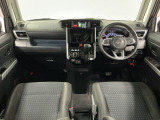 【インパネ】運転のしやすさを最優先に設計された見晴らしの良いフロントビュー。車両間隔が掴みやすく狭い道でも安心♪「安全」と「品質」を最優先に、安心してお乗りいただけるクルマを提供いたします。