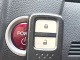 【Hondaスマートキー】カバンやポケットに入れたままでもドアの施錠・解錠が可能なスマートキーを装備。エンジンのオン・オフ時もカギを取り出す必要が無いからとっても便利です♪