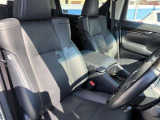 運転席シートは大きなヘタレや傷はなく、快適にお乗りいただけます。