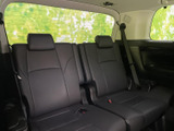 3列目シートも広々としており、大人でもゆったりと座れます。多人数乗車時でも快適な空間を確保しています。
