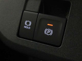 「HOLD」スイッチを押し、システムONの状態にしておくことで、渋滞や信号待ちなどでブレーキを踏んで停車した時にブレーキを保持。アクセルを踏むと解除されます。