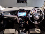 MINIの内装はとにかく『円』に拘ったデザインコンセプトが一目で伝わってきます。これほど円形に拘った車は他に御座いません。伝統のデザイン、トグルスイッチなど遊び心のある内装で御座います。