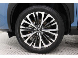 18インチアルミホイール(切削光輝/センターオーナメント付)を装着しています。タイヤサイズ215/50R18