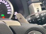 【パドルシフト】ハンドルから手を離さずに素早くシフトアップ&ダウンができるので、エンジンブレーキを使う下り坂や高速道路の合流で加速したい場面で役立ちます。