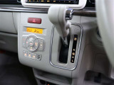 操作しやすいインパネシフト。ハンドルに近い位置で運転席からも、パッと見ただけで、どのギアに入っているのかが判断しやすいところもイイですね!