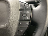 前方の車との車間を設定し、スピードを上げたり緩めたりを自動で行ってくれる追尾式の「レーダークルーズ」。上級装備の一つです!高級車にしかつかない嬉しい機能です。