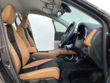 女性でも運転がしやすいように、シートの高さ調整機能(シートリフター)がついています。広い足元にゆったり座れるシートには肘掛も装備しており長距離の運転でも疲れにくいシートです。