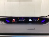 デジタル表示のスピードメーターを大きく配した見やすいメーター部になっています。左側のインフォメーション画面でオドメーターや燃費などの情報を確認できます。