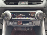 【エアコン】『エアコン装備』の画像になります。暑い夏でも寒い冬でも、車内に快適な空気を届けるので、いつでも快適な車内空間を創り上げます!