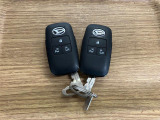 【スマートキー】 スマートキーを携帯していれば、ドアハンドルのボタンを押してロックの解除ができ、パワースライドドアもワンタッチで開閉できます。