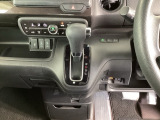 足元スッキリ、インパネシフトです。パーキングブレーキはフットブレーキタイプなので、運転席と助手席の間がスッキリしています。