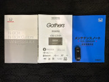 スマートキーは鍵をバッグに入れたままでもドアロックの開閉やエンジンのON・OFFができます。夜間や雨の日も鍵を探さなくて良いので便利です。