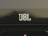 【JBLサウンドシステム】メーカーオプションの高品位サウンドシステムを搭載。専用のチューニングが施された大小様々なスピーカーから良質なサウンドが奏でられ、臨場感あふれる音響空間を演出します。