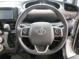 ステアリングから手を離さず、運転に集中したままオーディオ等の操作ができます。