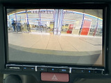 狭い場所での駐車も安心。後方の状況をクリアに映し出し、安全な運転をサポートします。
