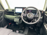 運転席まわりです。 各操作スイッチは使いやすい位置に配置されてます。