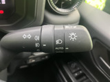 操作しやすいウインカーレバーで、安全な車線変更をサポート。オートリターン機能も搭載され、スムーズな操作が可能です。運転の信頼性を高めます。