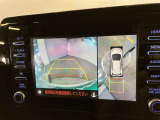 映像で見づらい車両周辺の確認をアシスト。クルマを真上から見ているような映像を表示。 運転席から確認しにくい車両周囲の状況を把握。