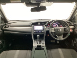 【前方視界】開放的な前方視界!運転がしやすく疲れにくいです♪窓が大きく、見通しがとっても良いおクルマですよ♪