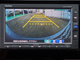 目安となるガイドライン付きのバックカメラを装備しているので、慣れない場所での車庫入れも安心です。