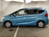狭い駐車場でも、スライドドアならチャイルドシートへのお子さまの乗降や荷物の積載もスムーズ。とても便利な【両側電動スライドドア】ドアハンドを少し引くだけでリアドアが自動開閉します。