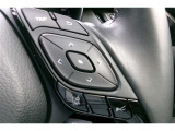 ステアリングスイッチ付き。前方から目を離すことなく、情報操作や運転支援系の操作ができます。