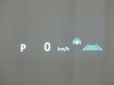 カラーヘッドアップディスプレイ付き。少ない視線移動で情報を確認できるので、運転の疲労軽減に繋がりますよ♪