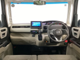 【前方視界】開放的な前方視界!運転がしやすく疲れにくいです♪窓が大きく、見通しがとっても良いおクルマですよ♪