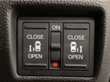 【両側パワースライドドア】両側がパワースライドドアになっており、運転席のスイッチやスマートキーでも開閉が可能です!開口部も広いので乗り降りも楽々♪