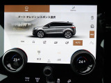 【Touch Pro Duo】10インチ高精細デュアルタッチスクリーンを備えております。上の画面でナビやオーディオを操作して、下の画面でキャビンやシートの温度調整をすることも可能です。